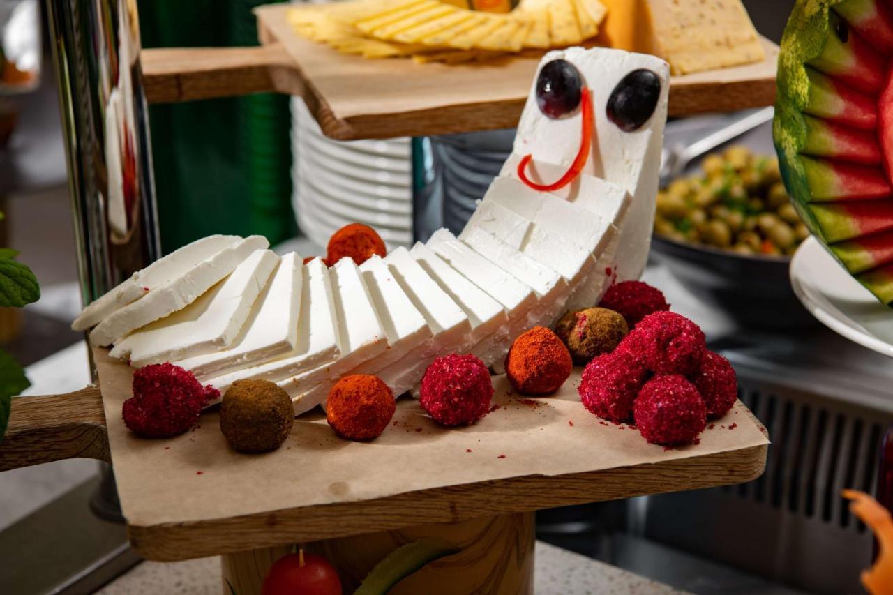 Park Inn By Radisson Makkah Aziziyah Mekka Eksteriør billede A cheese board with a cheese cat