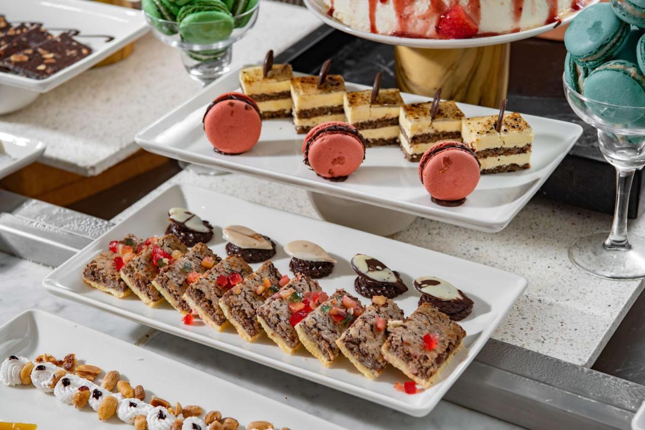 Park Inn By Radisson Makkah Aziziyah Mekka Eksteriør billede A selection of desserts