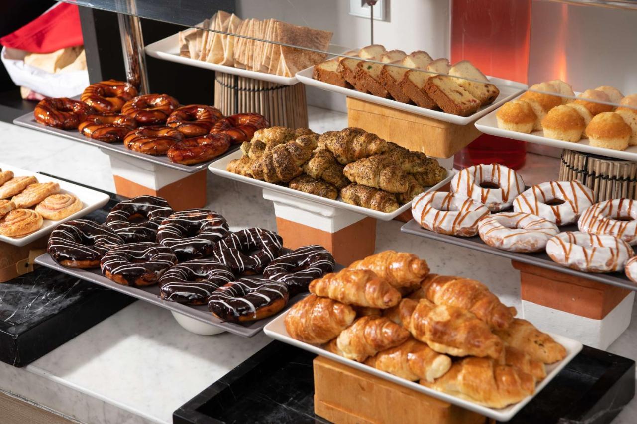 Park Inn By Radisson Makkah Aziziyah Mekka Eksteriør billede Various types of pastry