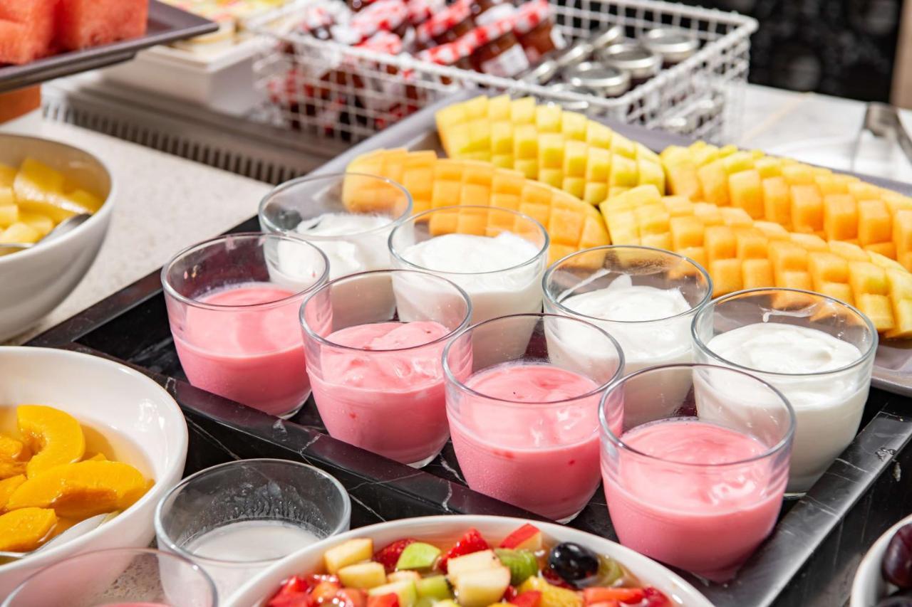 Park Inn By Radisson Makkah Aziziyah Mekka Eksteriør billede Yogurt and fruit at a buffet breakfast