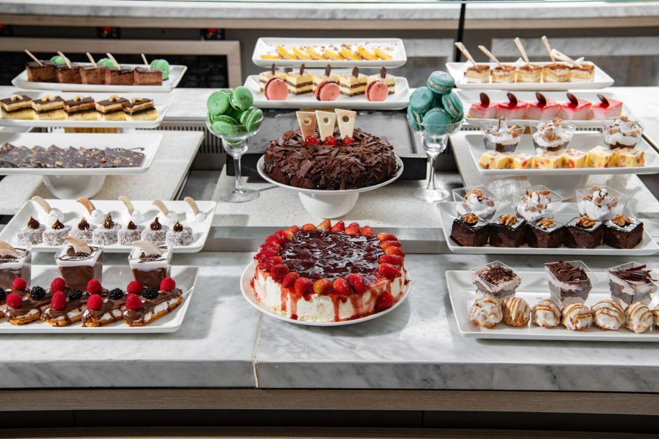 Park Inn By Radisson Makkah Aziziyah Mekka Eksteriør billede A selection of desserts